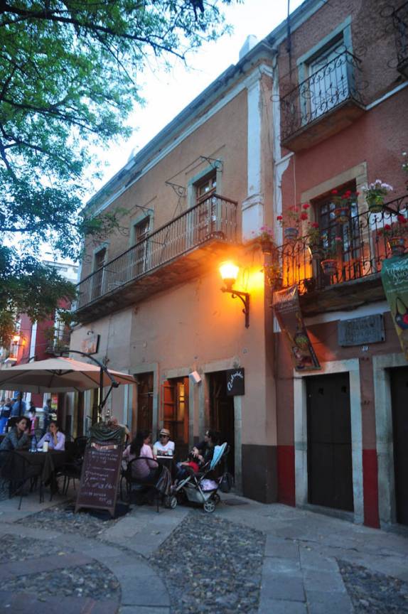 Bistrô em praça de Guanajuato, no México